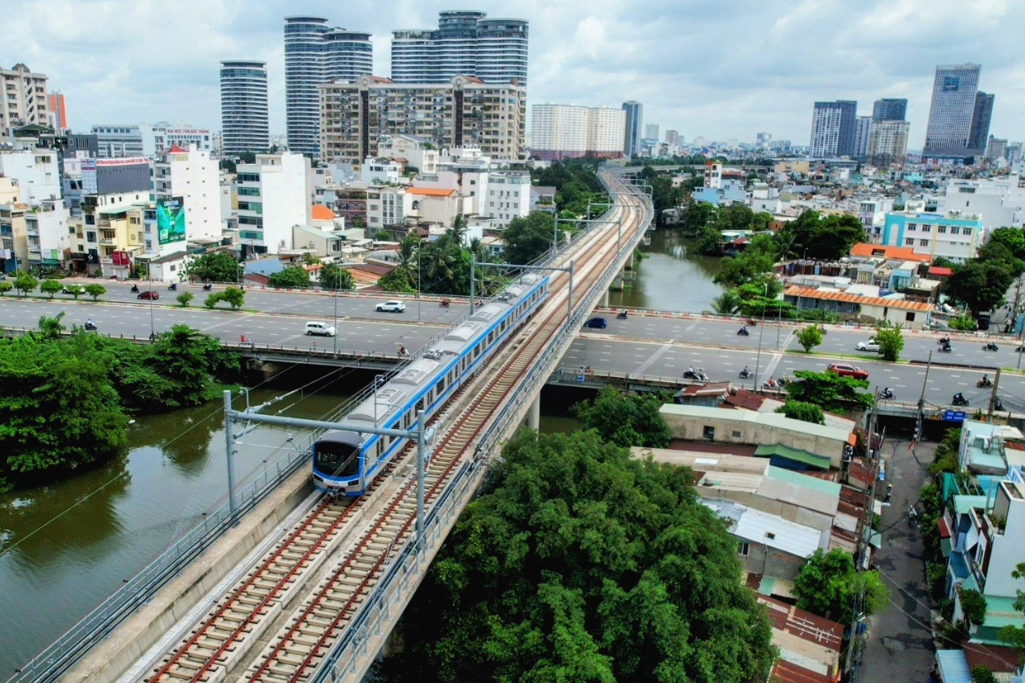 Tàu metro số 1 chạy ngang đường Điện Biên Phủ. 