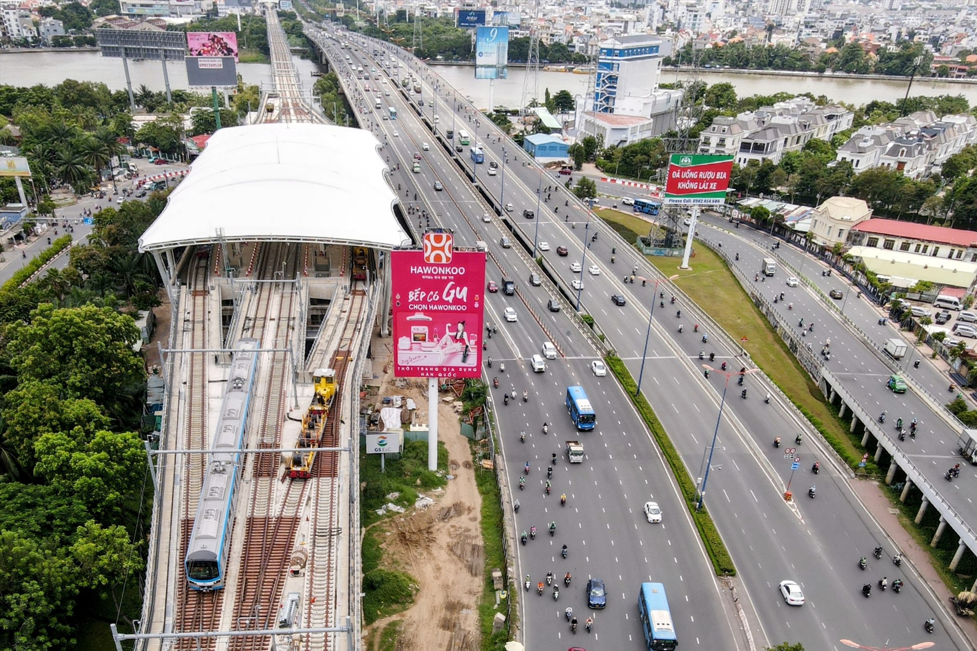Tàu Metro số 1 chạy thủ nghiệm khu vực cầu Sài Gòn.