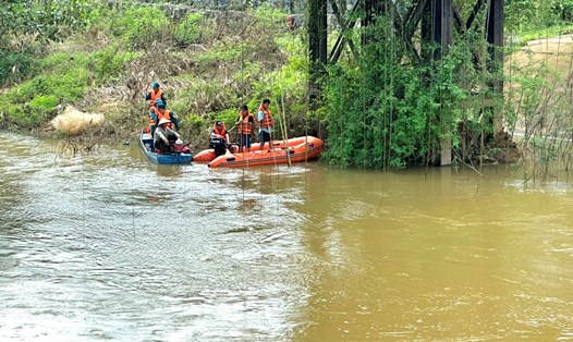 ực lượng chức năng đã tìm thấy thi thể nam thanh niên bị ngã xe rơi xuống sông ở huyện Đạ Tẻh (Lâm Đồng). Ảnh: Khánh Phúc