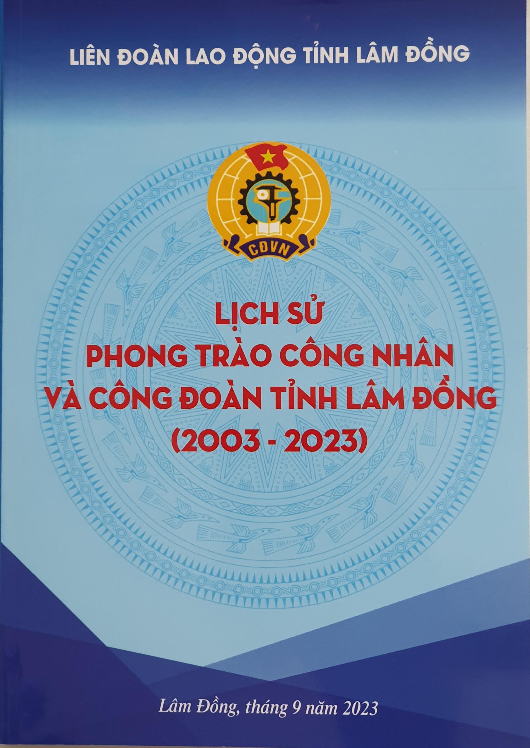 Cuốn sách “Lịch sử Phong trào công nhân và Công đoàn tỉnh Lâm Đồng (2003-2023)”. Ảnh: Thiệm Đỗ