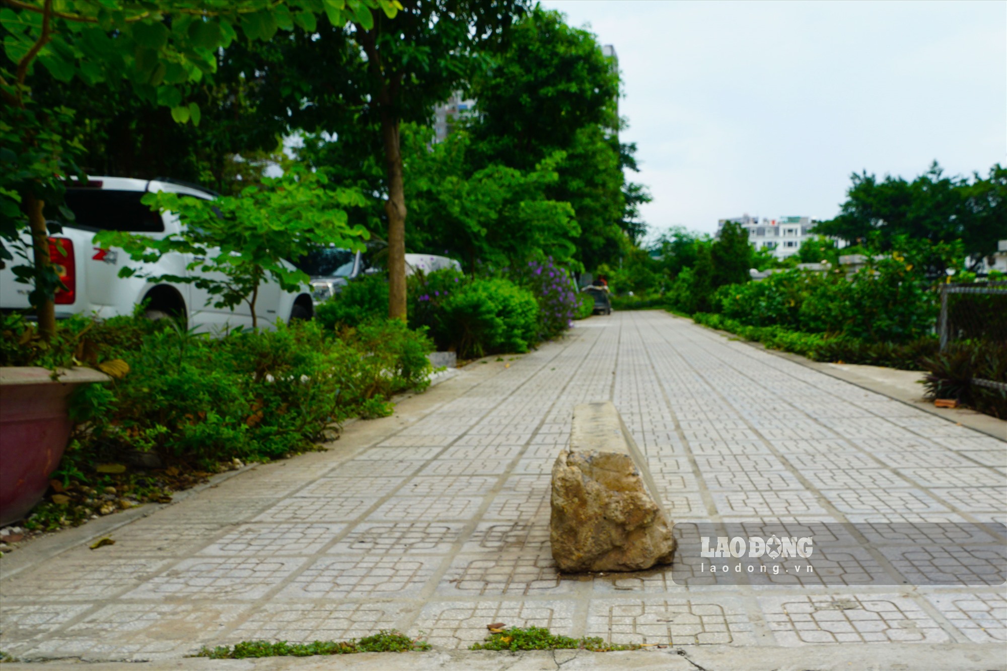 Tại hồ sinh thái khu dân cư Kim Văn, người dân phải đặt các trụ bê tông lớn xung quanh đường vào ven hồ để ngăn phương tiện đỗ trên vỉa hè.