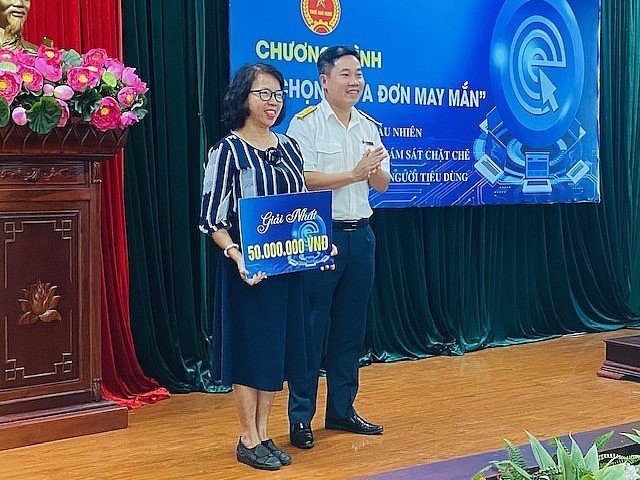 Cục trưởng Cục Thuế tỉnh Quảng Ngãi Bùi Khánh Toàn trao giải cho cá nhân trúng thưởng của chương trình Hóa đơn may mắn quý II/2023. Ảnh: Tổng cục Thuế.  