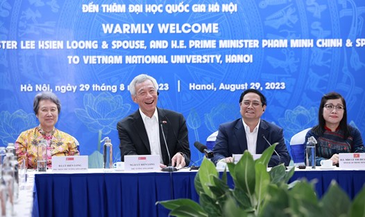 Thủ tướng Phạm Minh Chính, Thủ tướng Singapore Lý Hiển Long cùng hai Phu nhân thăm Đại học Quốc gia Hà Nội. Ảnh: Hải Nguyễn