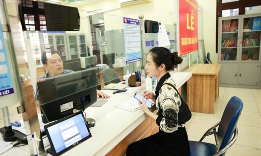 Người dân thực hiện giải quyết thủ tục hành chính tại công sở ở Hà Nội. Ảnh: Hải Nguyễn