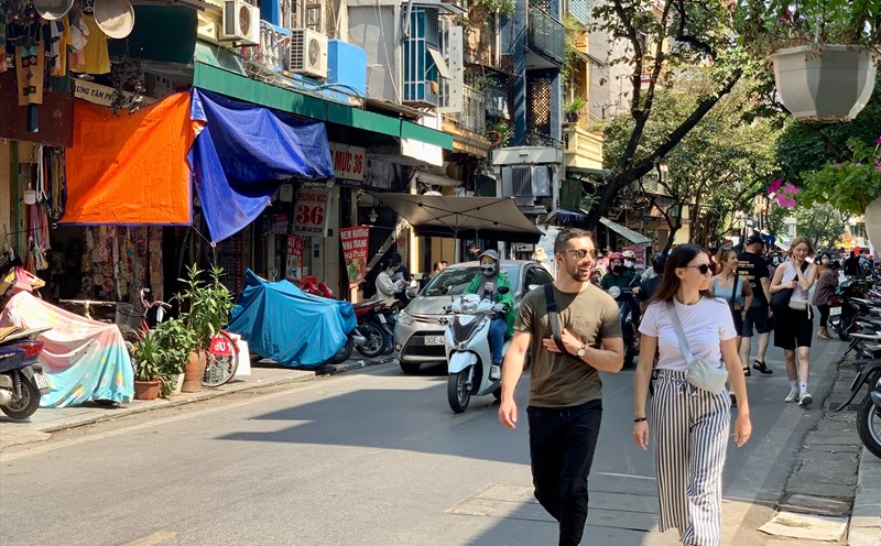 Khách du lịch dạo chơi trên phố Hàng Bồ, Hà Nội. Ảnh: Ý Yên