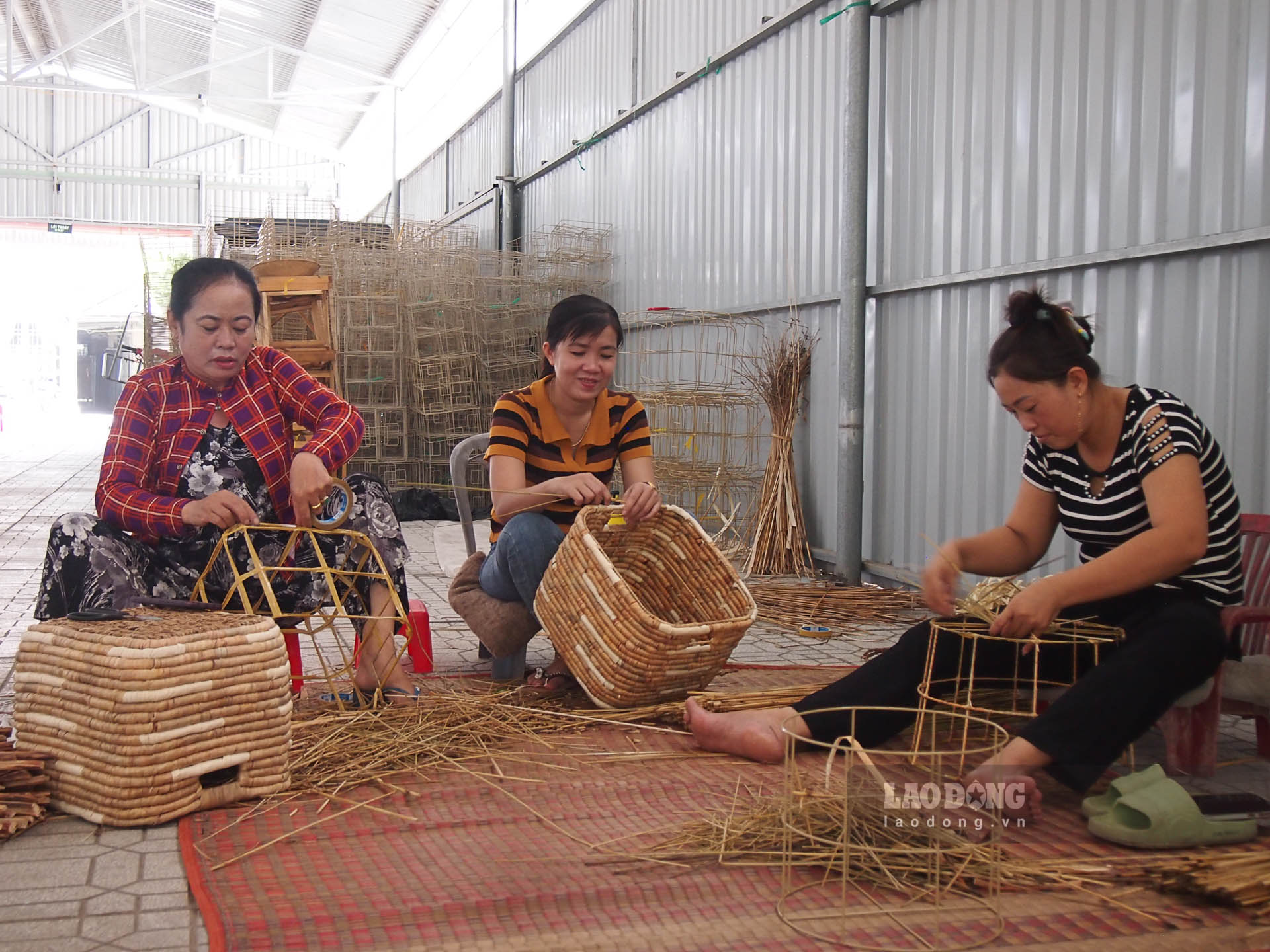 Tại HTX MCF (Mỹ Quới, Ngã Năm, Sóc Trăng) thường xuyên dạy nghề đan đát cho chị em phụ nữ khi có nhu cầu học nghề. Ảnh: Phương Anh