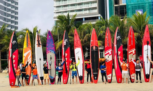 Khách du lịch trải nghiệm chèo SUP trên bãi biển Đà Nẵng. Ảnh: Nguyên Thi
