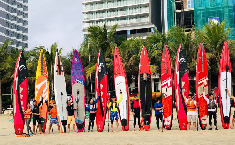 Khách du lịch trải nghiệm chèo SUP trên bãi biển Đà Nẵng. Ảnh: Nguyên Thi