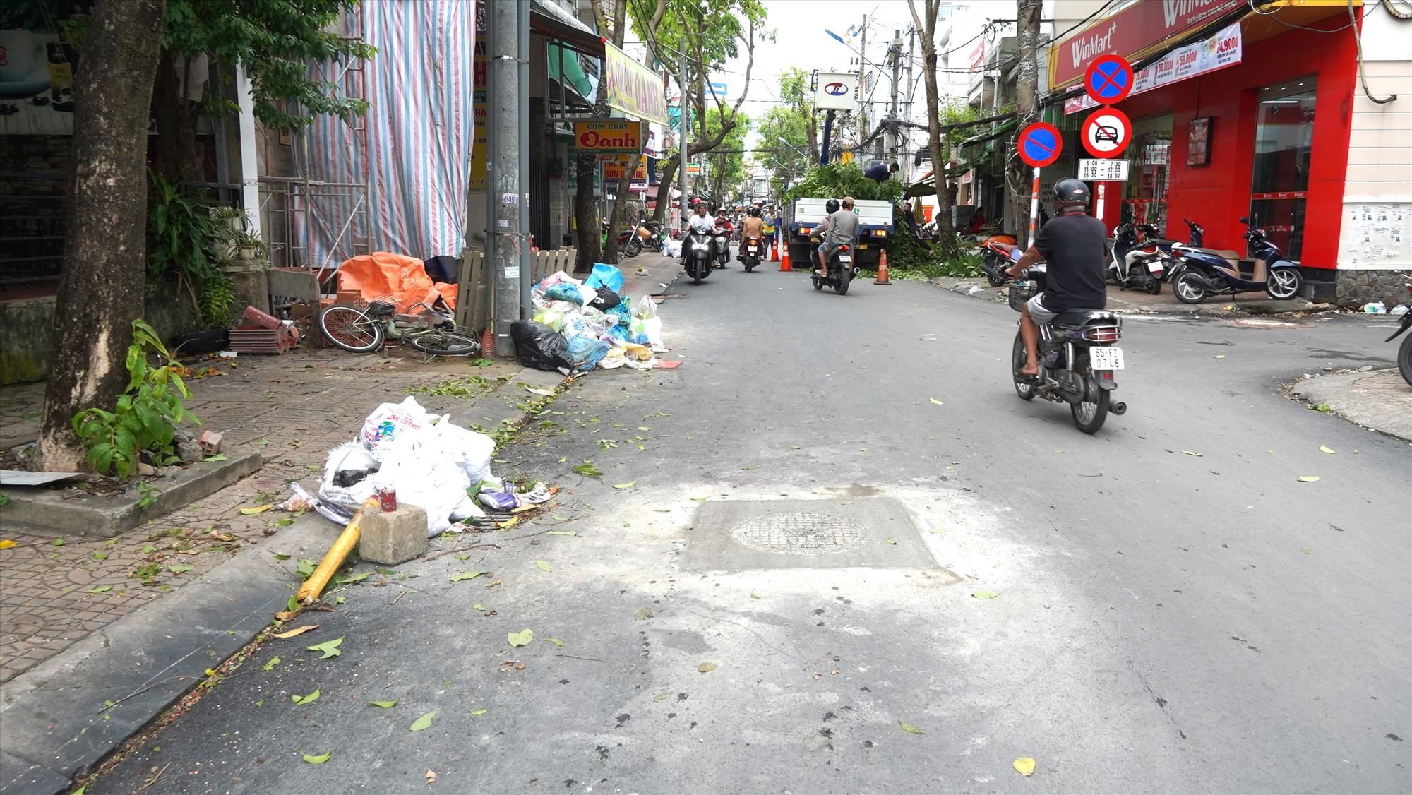 Ghi nhận của Lao Động, một số tuyến đường thuộc Dự án chống ngập, nâng cấp mặt đường và hệ thống thoát nước của 32 tuyến đường trên địa bàn quận Ninh Kiều (TP Cần Thơ) bị khoan, đục ở những miệng hố ga.