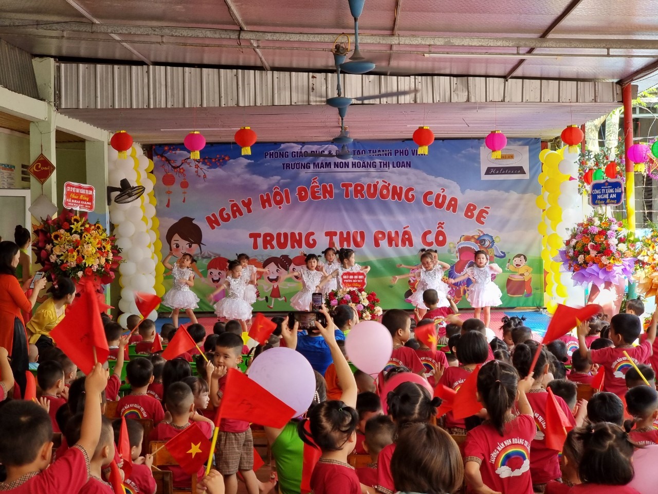 Học sinh Trường mầm non Hoàng Thị Loan tại TP Vinh, Nghệ An tưng bừng vui hội đến trường. Ảnh: Quang Đại