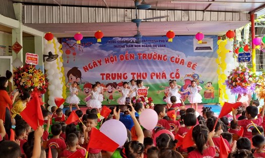 Học sinh Trường mầm non Hoàng Thị Loan tại TP Vinh, Nghệ An tưng bừng vui hội đến trường. Ảnh: Quang Đại