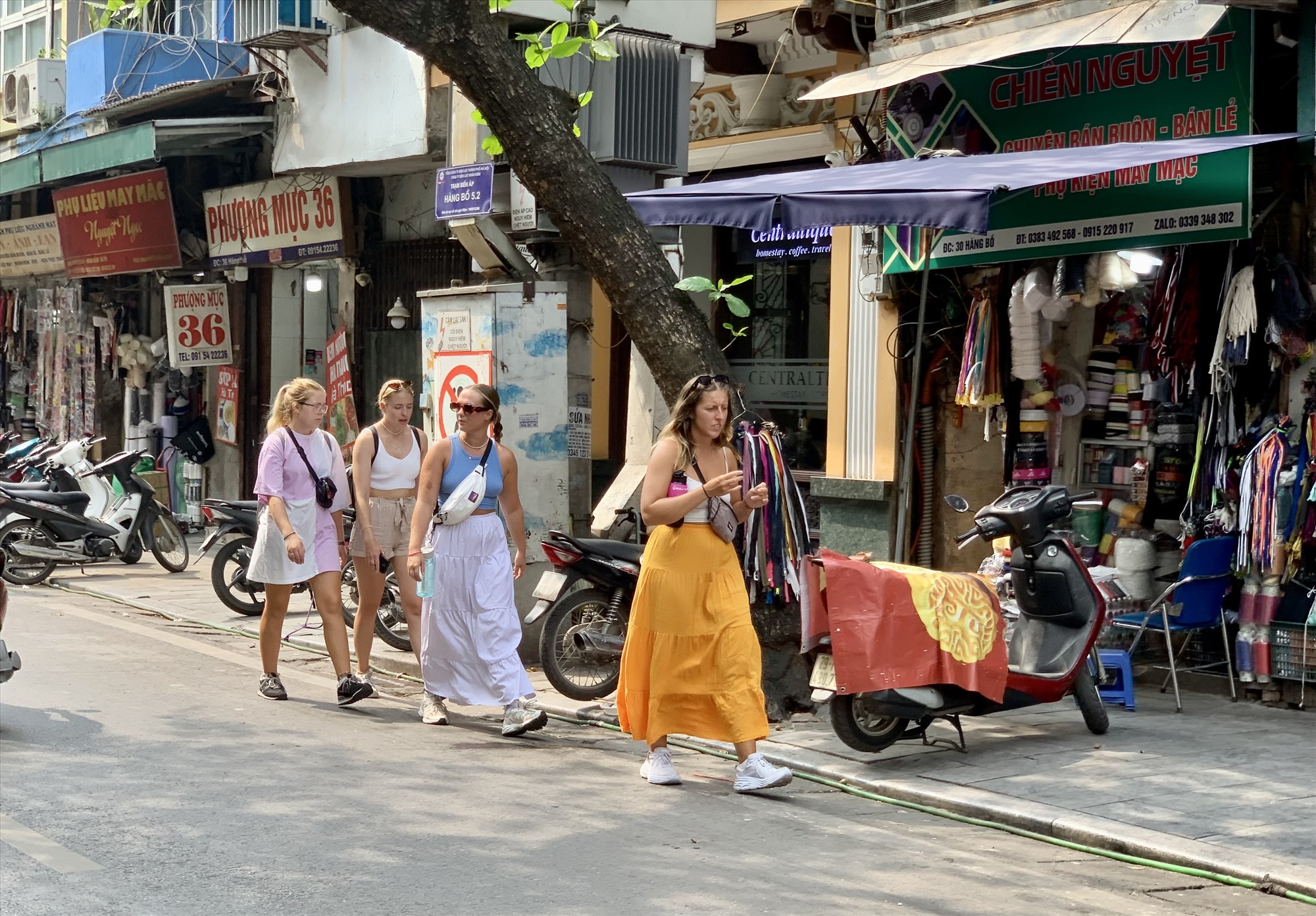 Khách quốc tế khám phá phố cổ Hà Nội. Ảnh: Ý Yên