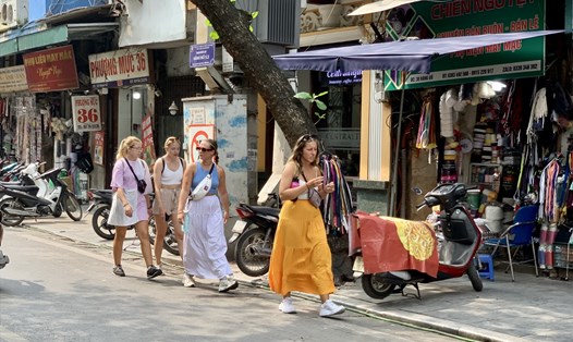 Khách quốc tế khám phá phố cổ Hà Nội. Ảnh: Ý Yên