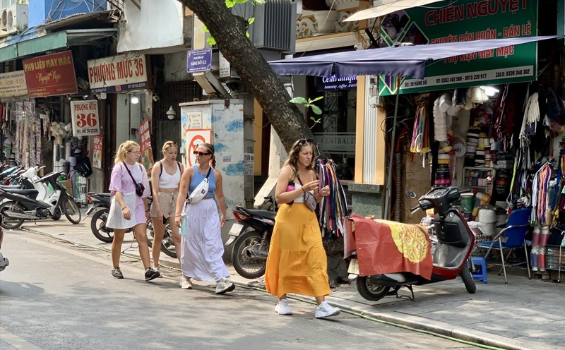 Khách quốc tế khám phá phố cổ Hà Nội. Ảnh: Ý Yên