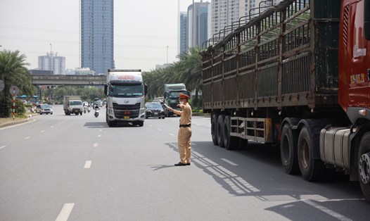 Lực lượng Cảnh sát giao thông làm nhiệm vụ đảm bảo trật tự an toàn giao thông. Ảnh: Duy Hoàng