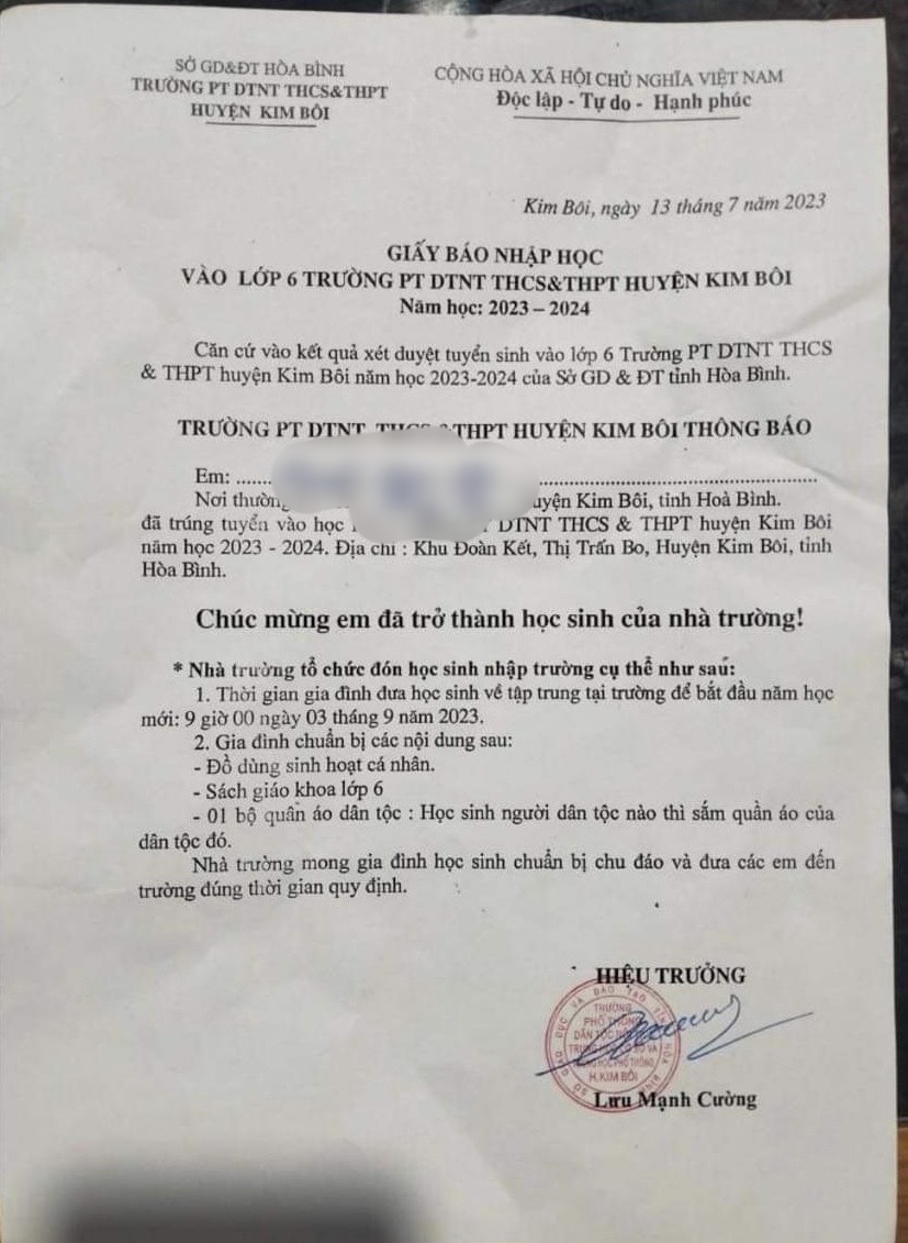 Thông báo nhập học của Trường Phổ thông DTNT THCS&THPT huyện Kim Bôi. Ảnh: Minh Chuyên.