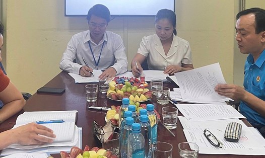 Liên đoàn Lao động quận Long Biên tiếp nhận Công đoàn cơ sở Công ty cổ phần hạ tầng Bảo Tín từ Liên đoàn Lao động quận quận Cầu Giấy. Ảnh: CĐCS