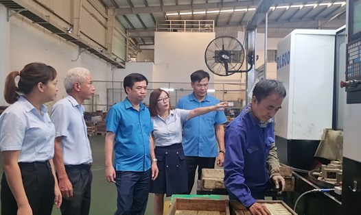 Chủ tịch LĐLĐ tỉnh Thái Bình - ông Bùi Xuân Vinh thăm nơi làm việc của công nhân Công ty TNHH Công nghiệp TACTICIAN. Ảnh: Lương Hà