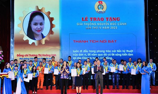 Chị Trương Thị Hoàng Linh được nhận Giải thưởng Nguyễn Đức Cảnh lần thứ IV.2023. 
Ảnh: Công đoàn Quảng Nam