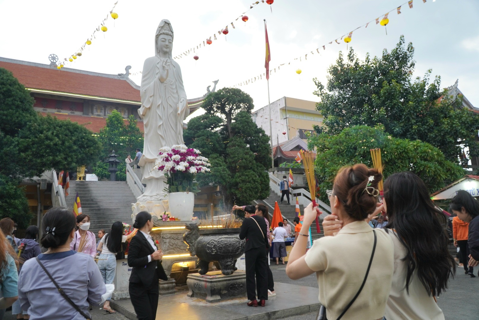 Từ xưa đến nay, Rằm tháng 7 Âm lịch luôn được coi là ngày lễ quan trọng của người Việt Nam, người người đều đi lễ chùa.