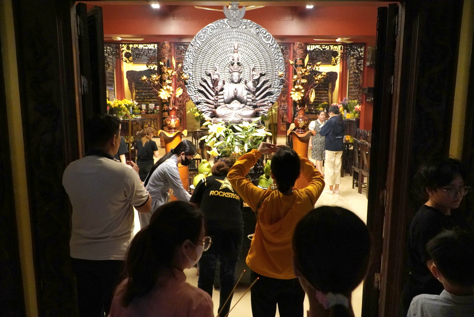 Tương tự, tại chùa Pháp Hoa (Quận 3, TPHCM) rất đông người dân cũng đã có mặt tại đây để thắp nhang, lễ phật dù là buổi tối.