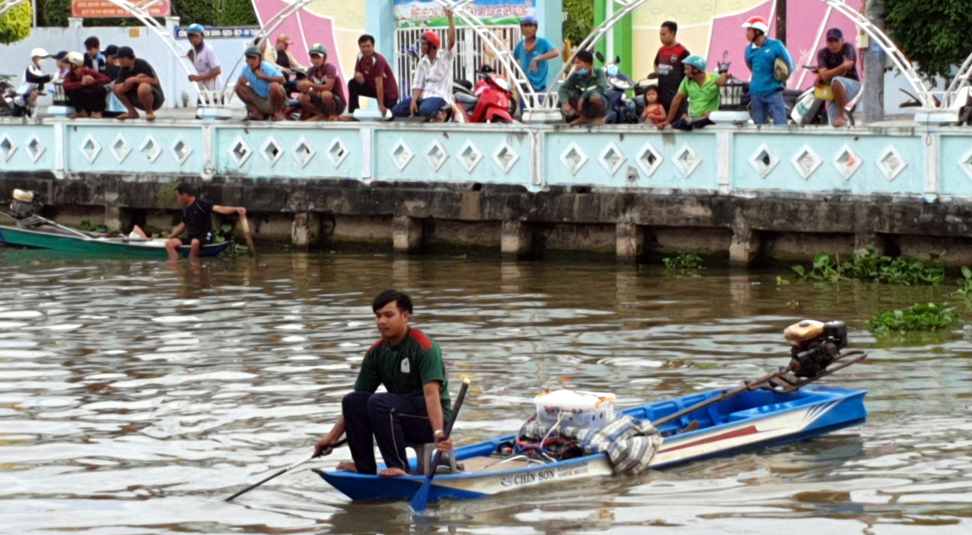 Lực lượng chức năng tìm bắt cá sẩu trên kênh 30 tháng 4 taij Thị trần Phước Long, huyện Phước Long, tỉnh Bạc Liêu. Ảnh: Nhật Hồ