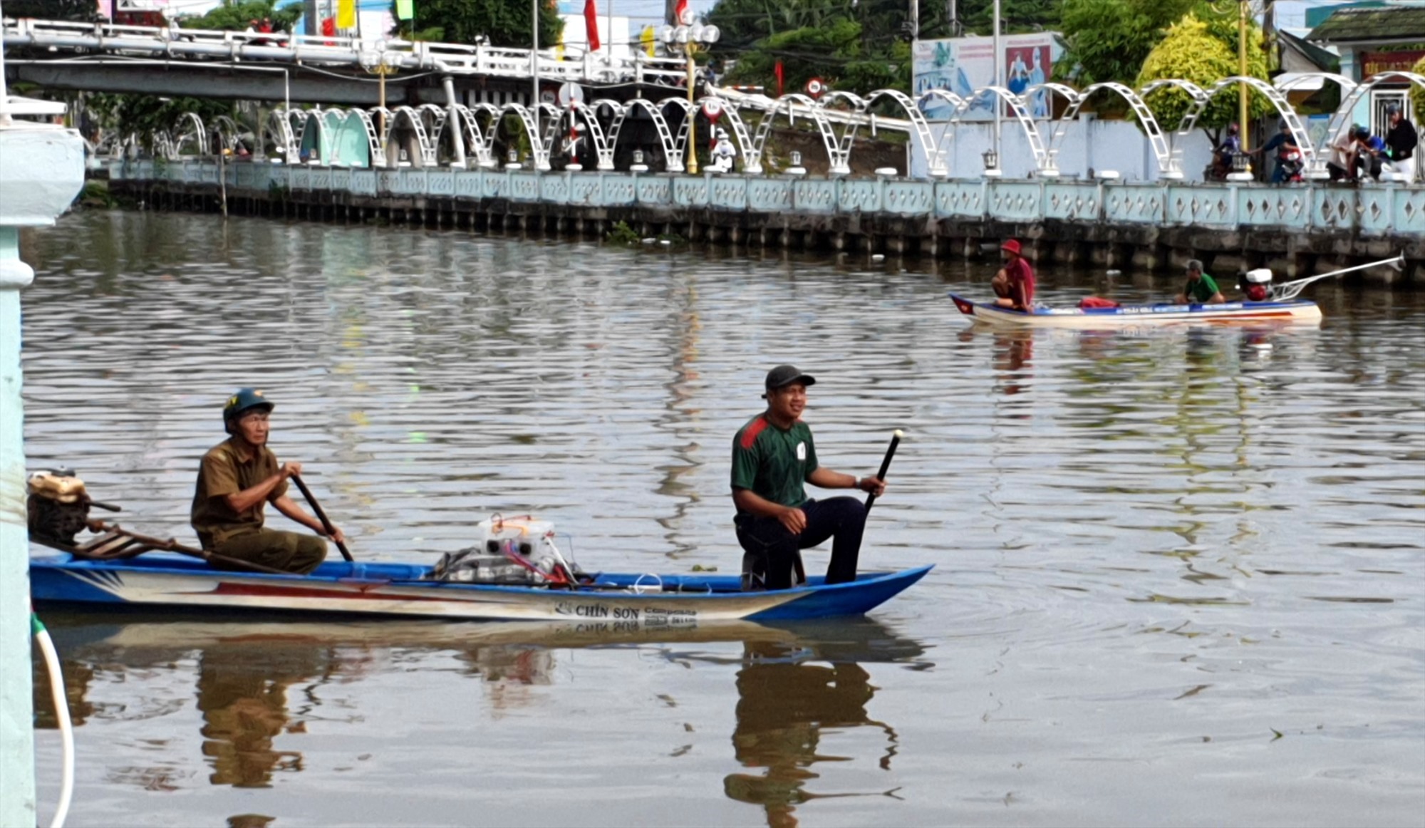 Thị trấn Phước Long, huyện Phước Long huy động lực lượng tìm bắt con cá sấu trên sông chiểu ngày 29.8. Ảnh: Nhật Hồ