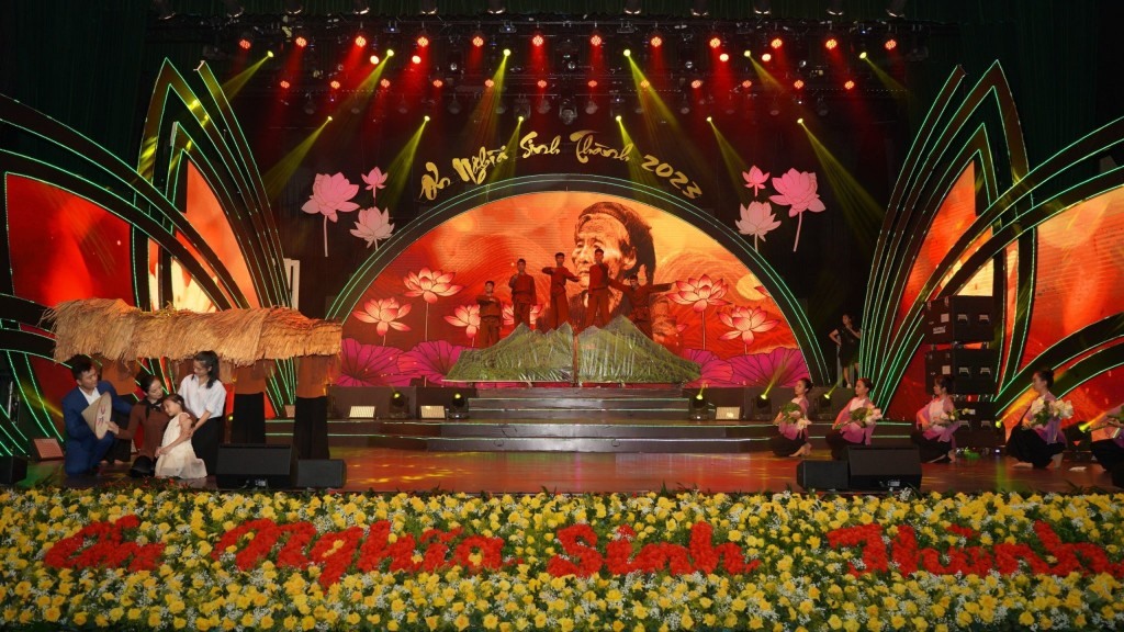 Chương trình nghệ thuật "Ơn nghĩa sinh thành" vừa được tổ chức nhân dịp Lễ Vu Lan tại Cung Văn hóa Lao động Hữu nghị Việt - Xô. Ảnh: Nhật Hạ