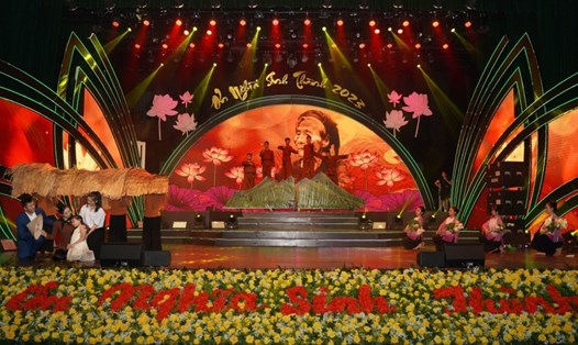 Chương trình nghệ thuật "Ơn nghĩa sinh thành" vừa được tổ chức nhân dịp Lễ Vu Lan tại Cung Văn hóa Lao động Hữu nghị Việt - Xô. Ảnh: Nhật Hạ