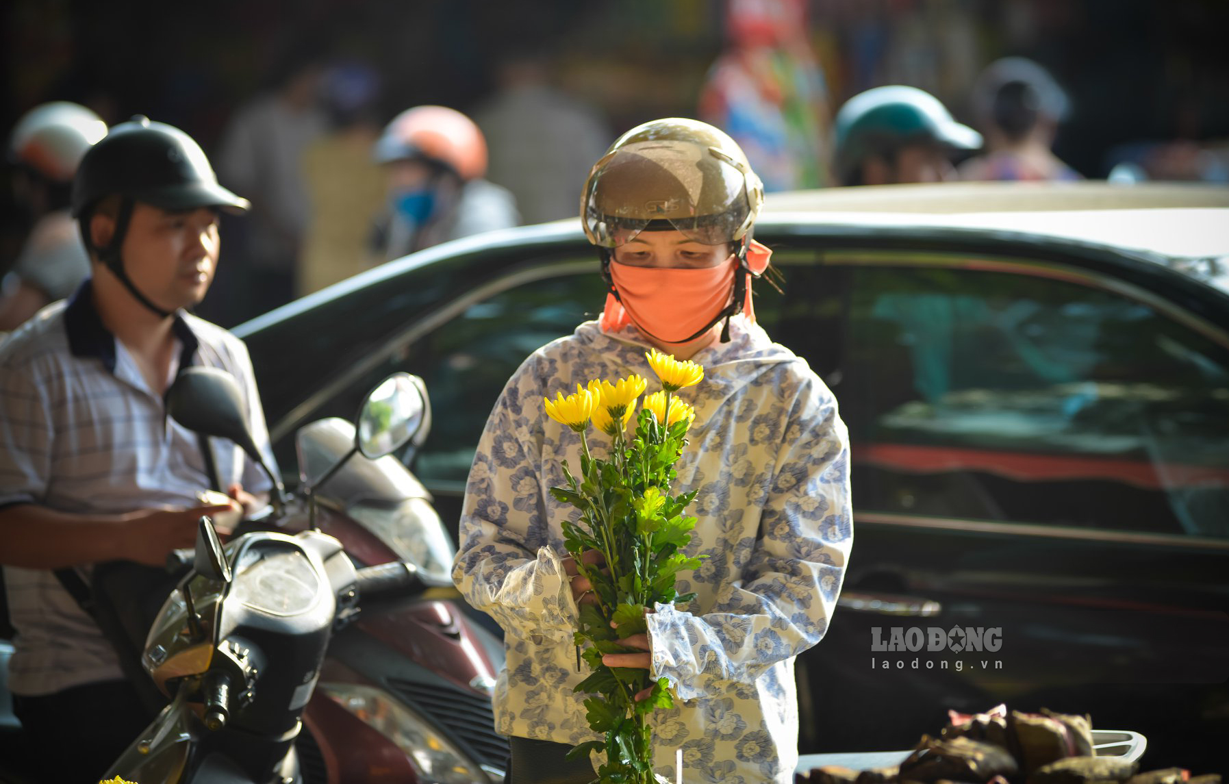 Hoa cúc vàng là một trong những mặt hàng bán chạy nhất trong phiên chợ ngày Vu lan.