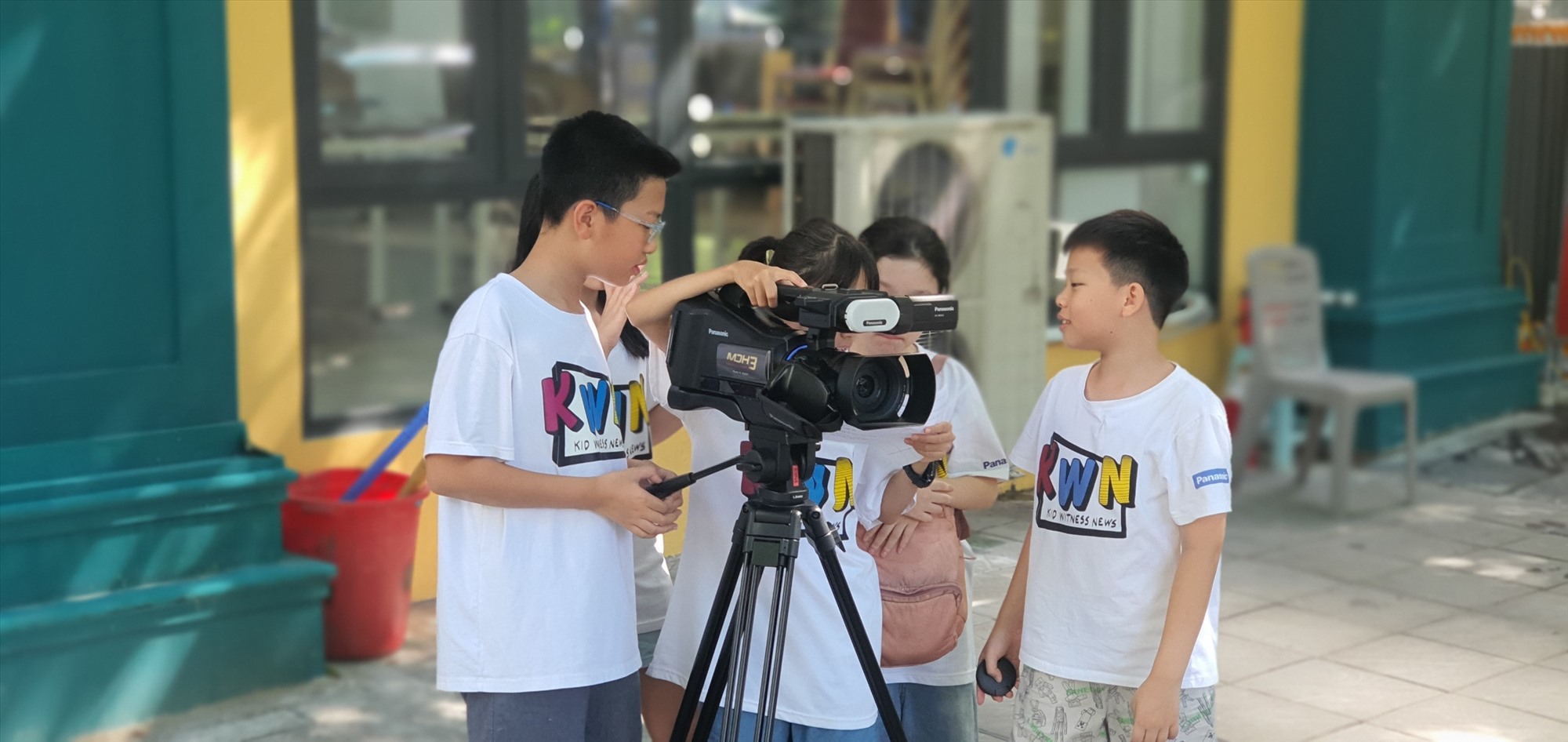 Chương trình “Qua ống kính trẻ thơ” đã mở rộng tiếp cận tới nhiều trường học và học sinh địa phương, khi được triển khai như một hoạt động của khuôn khổ “Panasonic vì Trường học Bền vững”. Ảnh: BTC