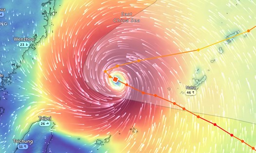 Mắt bão Khanun trên biển Hoa Đông sáng 3.8. Ảnh: Zoom Earth 