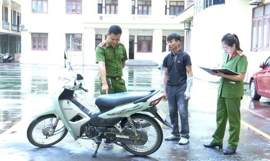 Đối tượng Bùi Xuân Anh bị Phòng Cảnh sát hình sự Công an tỉnh Ninh Bình bắt giữ về hành vi cướp giật tài sản. Ảnh: Diệu Anh