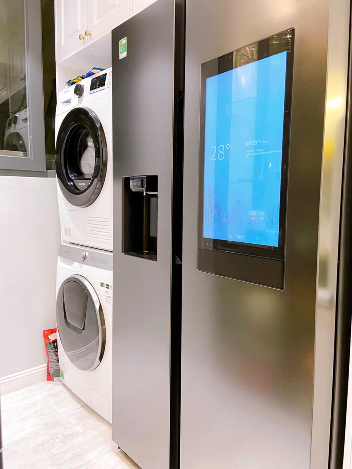 Tủ lạnh, máy giặt, máy sấy đều đã được Văn Thanh sắm đầy đủ. Văn Thanh sẵn sàng đầu tư các trang thiết bị hiện đại cho căn hộ của mình.