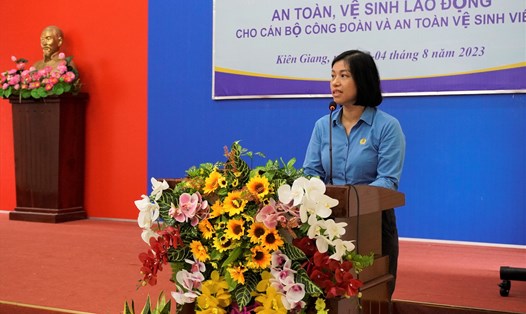 Bà Hồ Thị Kim Ngân - Phó trưởng Ban Quan hệ lao động Tổng LĐLĐ Việt Nam phát biểu tại lớp tập huấn. Ảnh: Nguyên Anh
