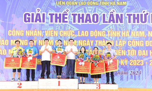 Trao thưởng Giải thể thao công nhân viên chức lao động tỉnh Hà Nam lần thứ IV. Ảnh: CĐ Hà Nam