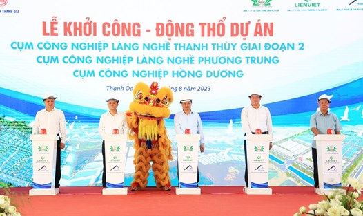 Bí thư Thành ủy Hà Nội Đinh Tiến Dũng và các đồng chí lãnh đạo thực hiện nghi thức khởi công 3 cụm công nghiệp tại Thanh Oai. Ảnh: Hanoigov