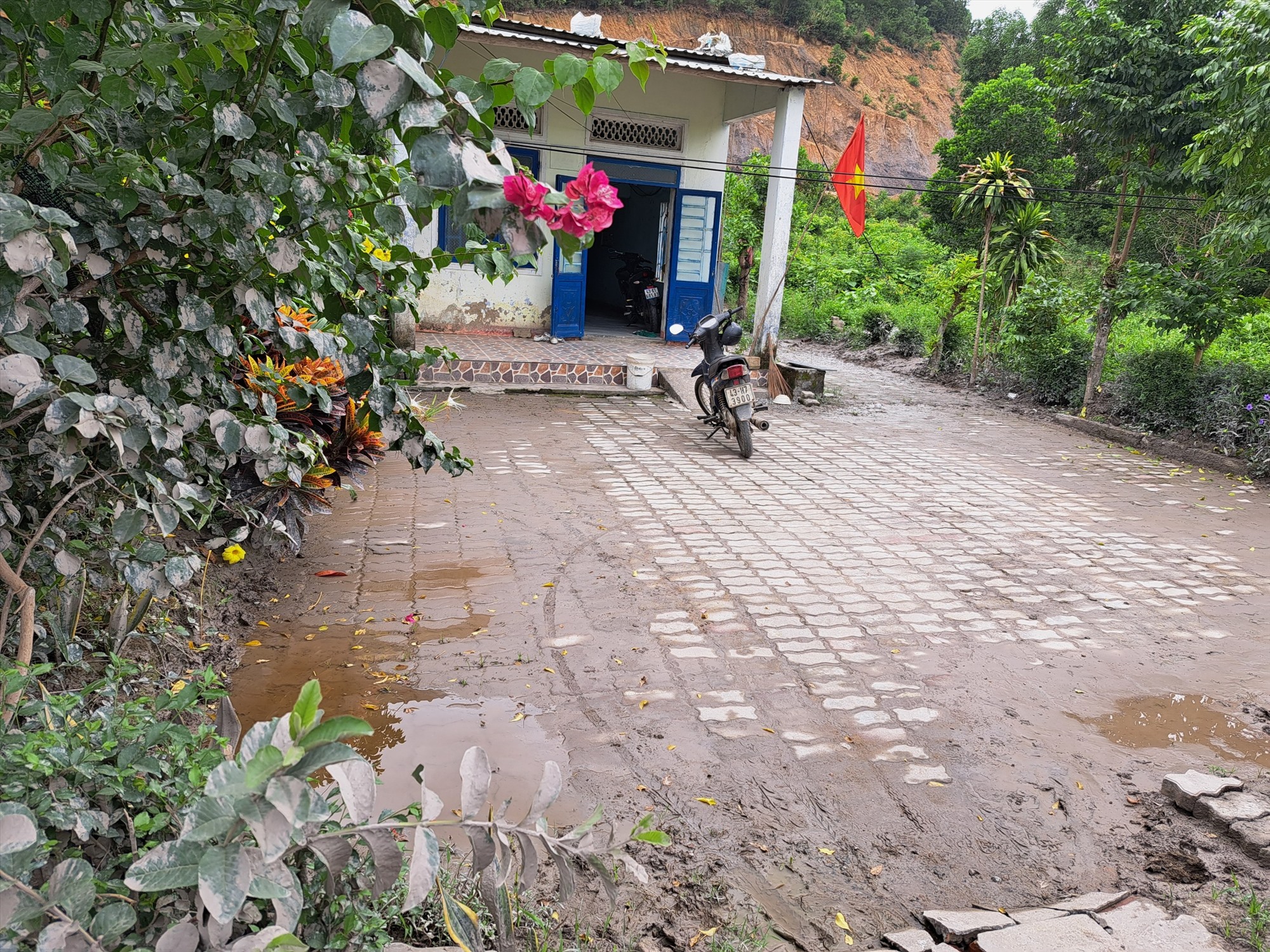 Những vết bùn đất còn sót lại trong nhà người dân sau khi Ban quản lý dự án đầu tư xây dựng các công trình giao thông Đà Nẵng cùng lượng lượng chức năng xã Hòa Phú tổ chức dọn dẹp hôm 30.7. Ảnh: Nguyễn Linh
