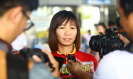Cầu thủ Trần Thị Thuỳ Trang của tuyển nữ Việt Nam trả lời báo chí sau khi về nước. Ảnh: Thanh Vũ