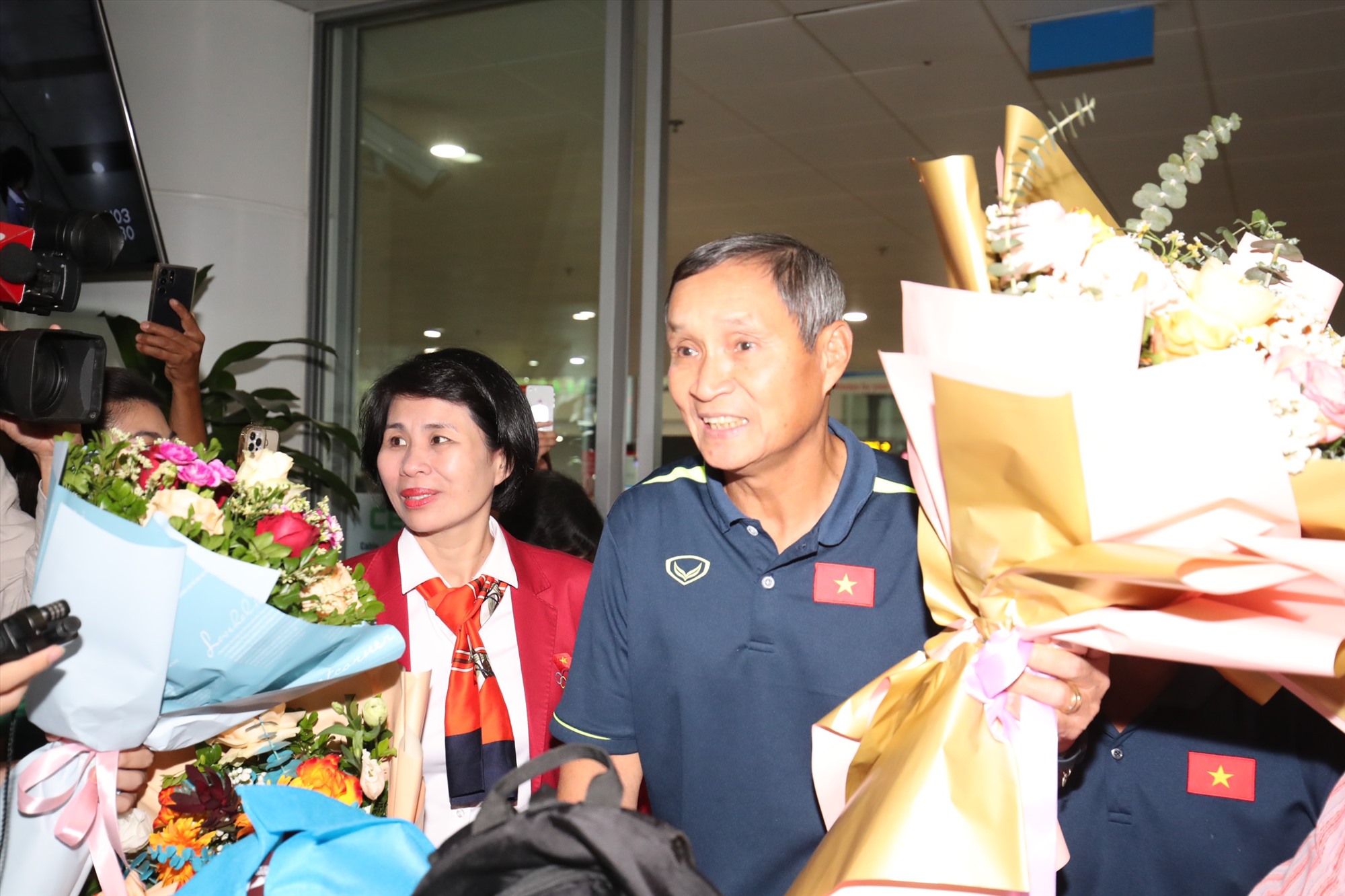 Sau khi kết thúc hành trình tại World Cup nữ 2023, đội tuyển nữ Việt Nam đã khởi hành từ thành phố Auckland (New Zealand) để trở về nước. Khi quá cảnh tại Singapore, toàn đội chia thành 2 nhóm để trở về TPHCM và Hà Nội.