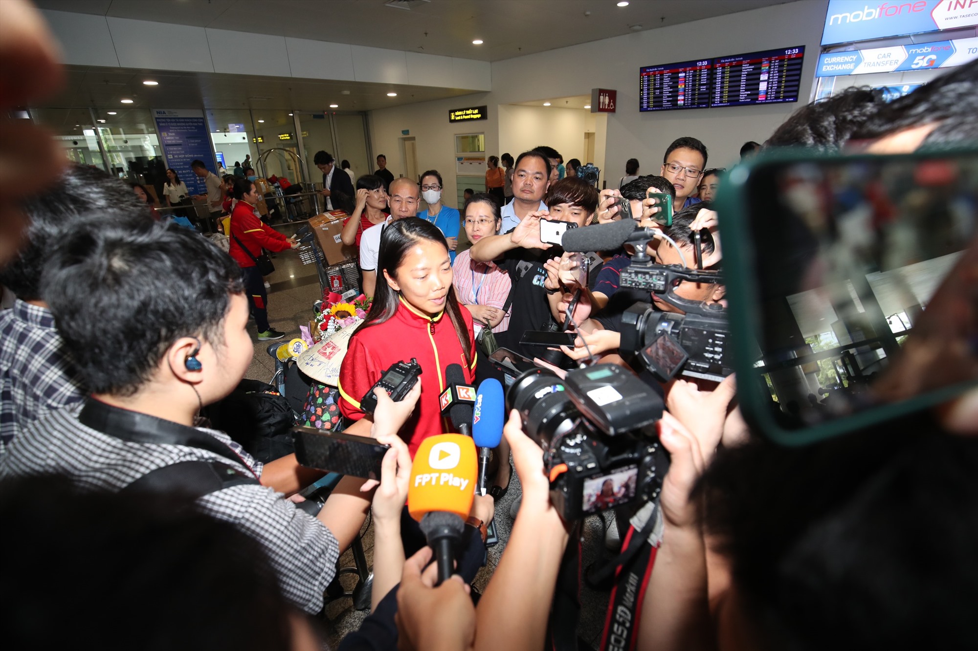 Tiền đạo người Trà Vinh vui vẻ chụp ảnh cùng fan và trả lời phỏng vấn báo chí. 
