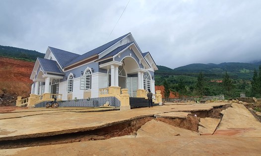 Ngôi nhà tiền tỉ của ông Nguyễn Văn Thắng bị sạt lở, sụt lún nghiêm trọng do bị ảnh hưởng bởi dự án hồ thủy lợi Đông Thanh. Ảnh: Lê Sơn