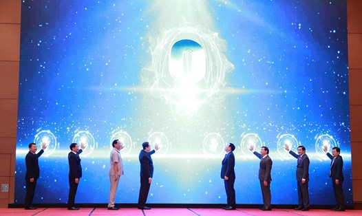 Chủ tịch Quốc hội Vương Đình Huệ và các đại biểu thực hiện nghi thức công bố logo, bộ nhận diện Hội nghị Nghị sĩ trẻ toàn cầu lần thứ 9. Ảnh: Hải Nguyễn