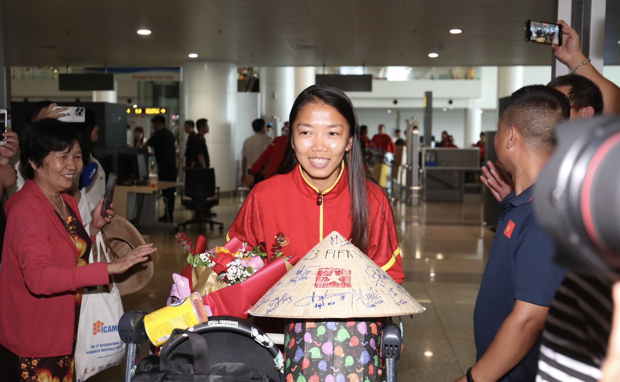 Huỳnh Như rạng rỡ trong ngày về nước sau hành trình tại World Cup 2023. Ảnh: Minh Dân