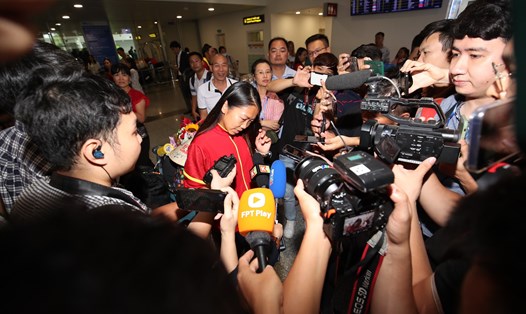 Huỳnh Như xúc động khi trả lời báo chí. Ảnh: Minh Dân 