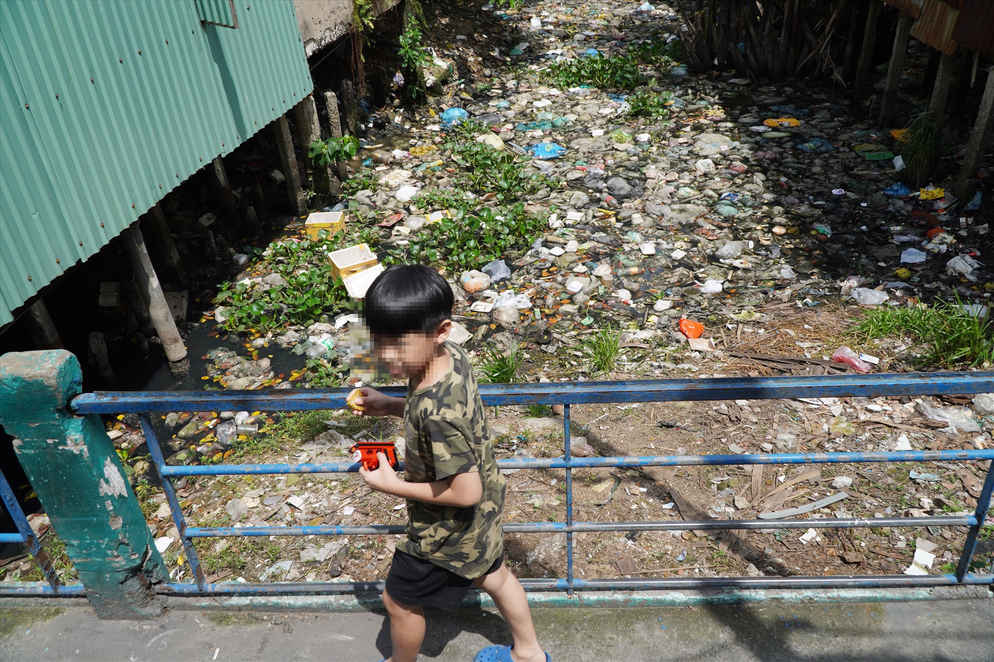 Một trong số những nguyên nhân dẫn tới bệnh sốt xuất huyết xuất là do những kênh rạch chạy qua khu dân cư đang bị ô nhiễm nghiêm trọng, tạo điều kiện cho muỗi vằn sinh sôi, phát triển, là tác nhân gây nên bệnh sốt xuất huyết ở người.