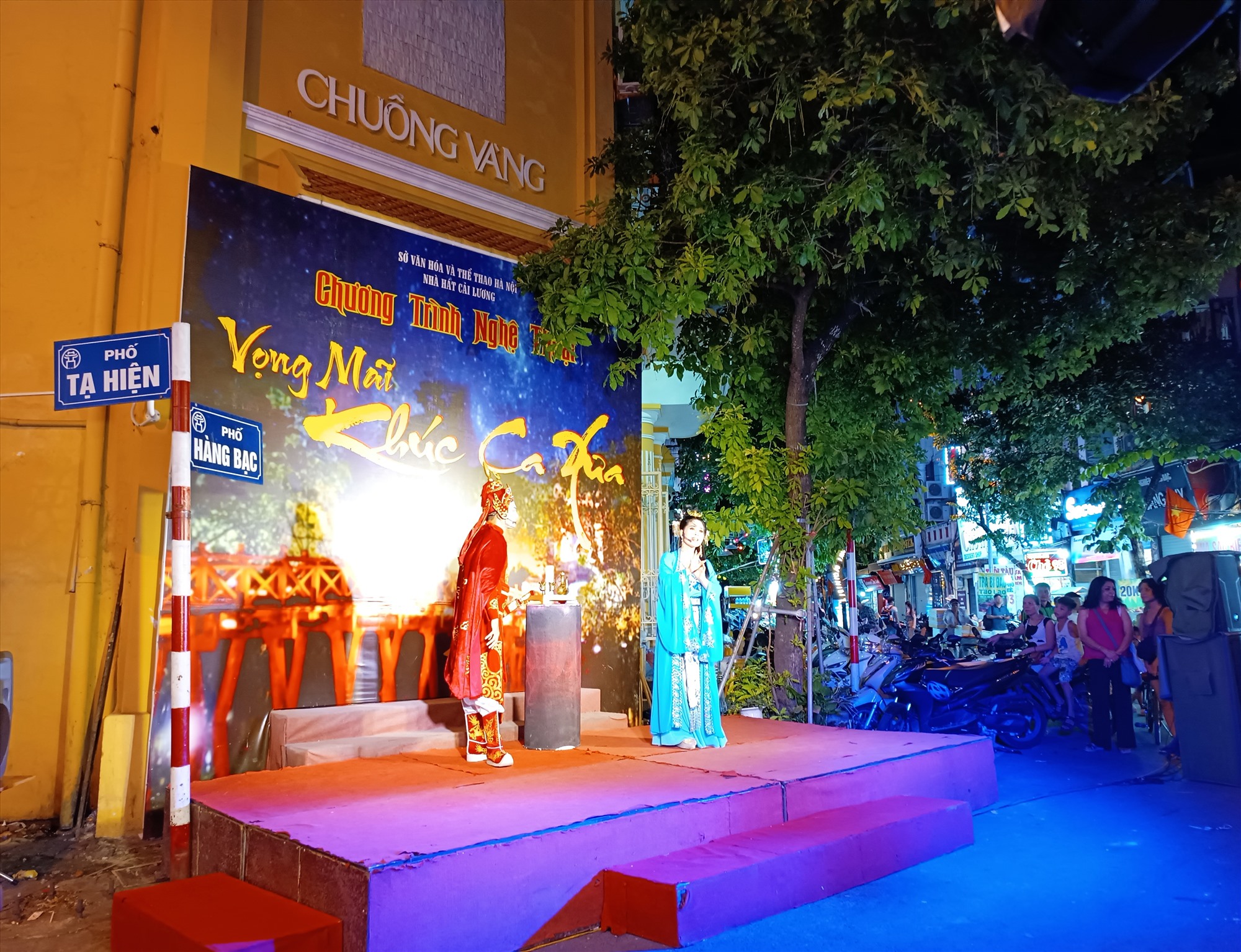 Hoạt động biểu diễn nghệ thuật tại phố cổ Hà Nội ngày cuối tuần thu hút du khách. Ảnh: Thu Giang