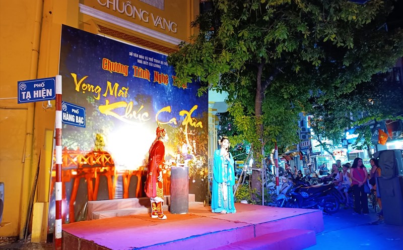 Hoạt động biểu diễn nghệ thuật tại phố cổ Hà Nội ngày cuối tuần thu hút du khách. Ảnh: Thu Giang