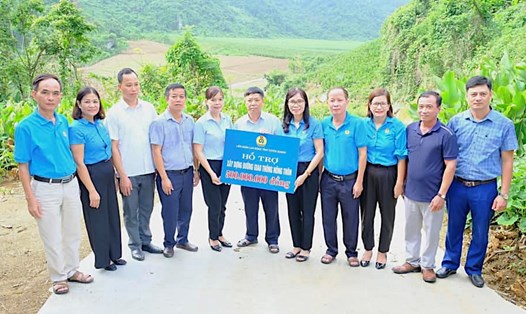 Đại diện lãnh đạo LĐLĐ tỉnh Tuyên Quang trao hỗ trợ làm đường giao thông nông thôn. Ảnh: Công đoàn Tuyên Quang