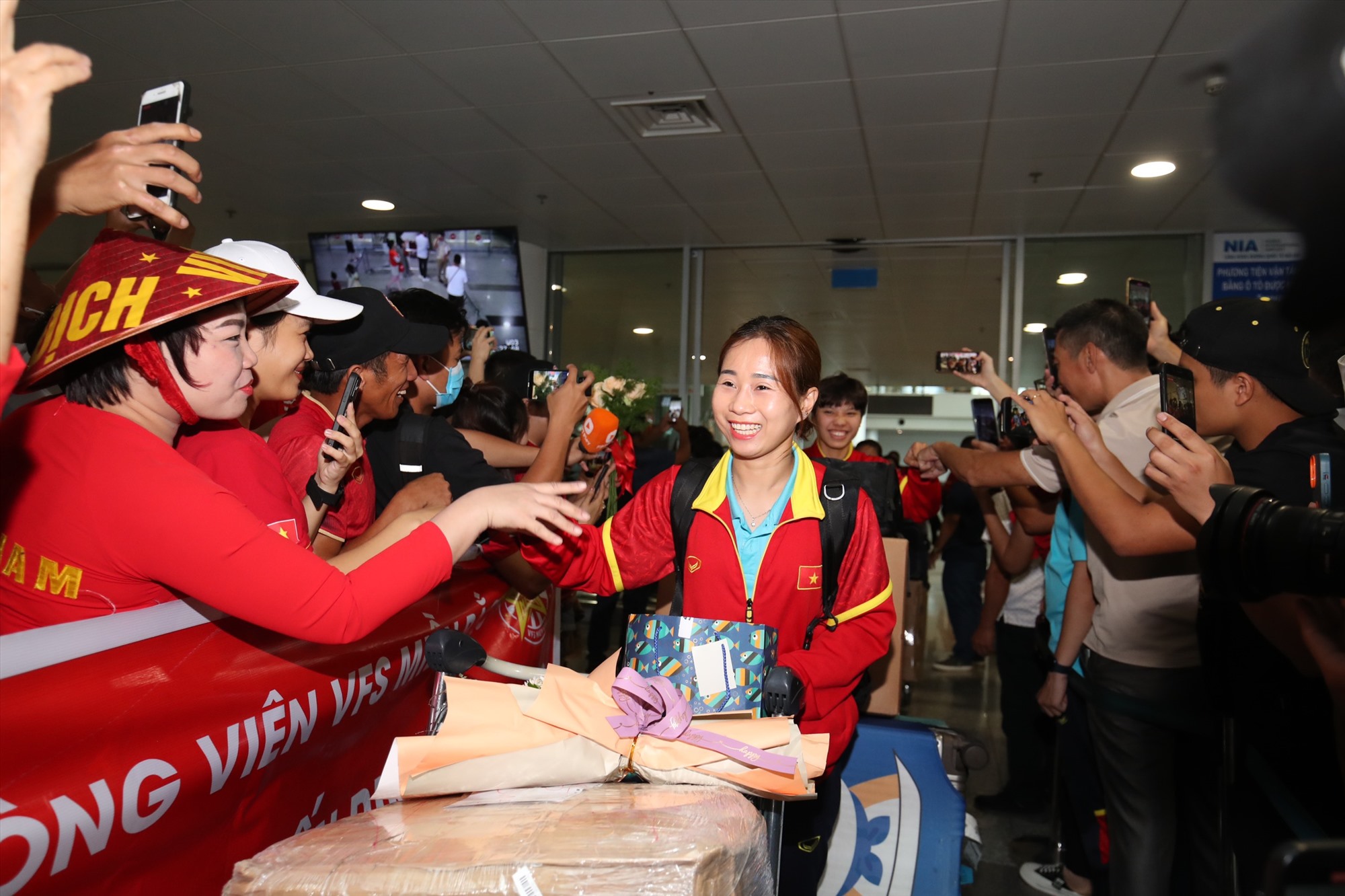 Một nhóm cầu thủ đội tuyển nữ Việt Nam đã đáp chuyến bay về đến sân bay Nội Bài (Hà Nội) sau hành trình lịch sử tại World Cup nữ 2023. Ảnh: Minh Phong - Minh Dân